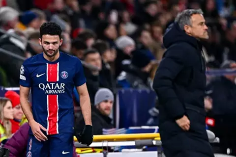 إنريكي يعترف: أتعامل مع لاعب باريس بطريقة غير عادلة